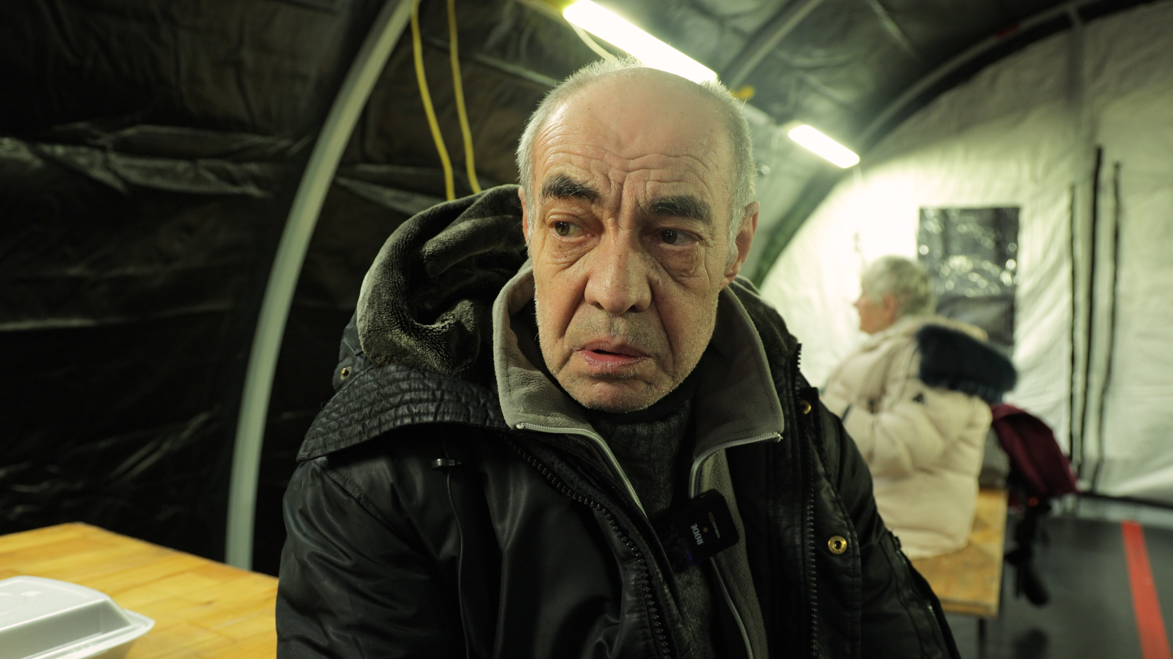 "Никто никуда не поедет". Репортаж с Троещины, где люди живут без отопления